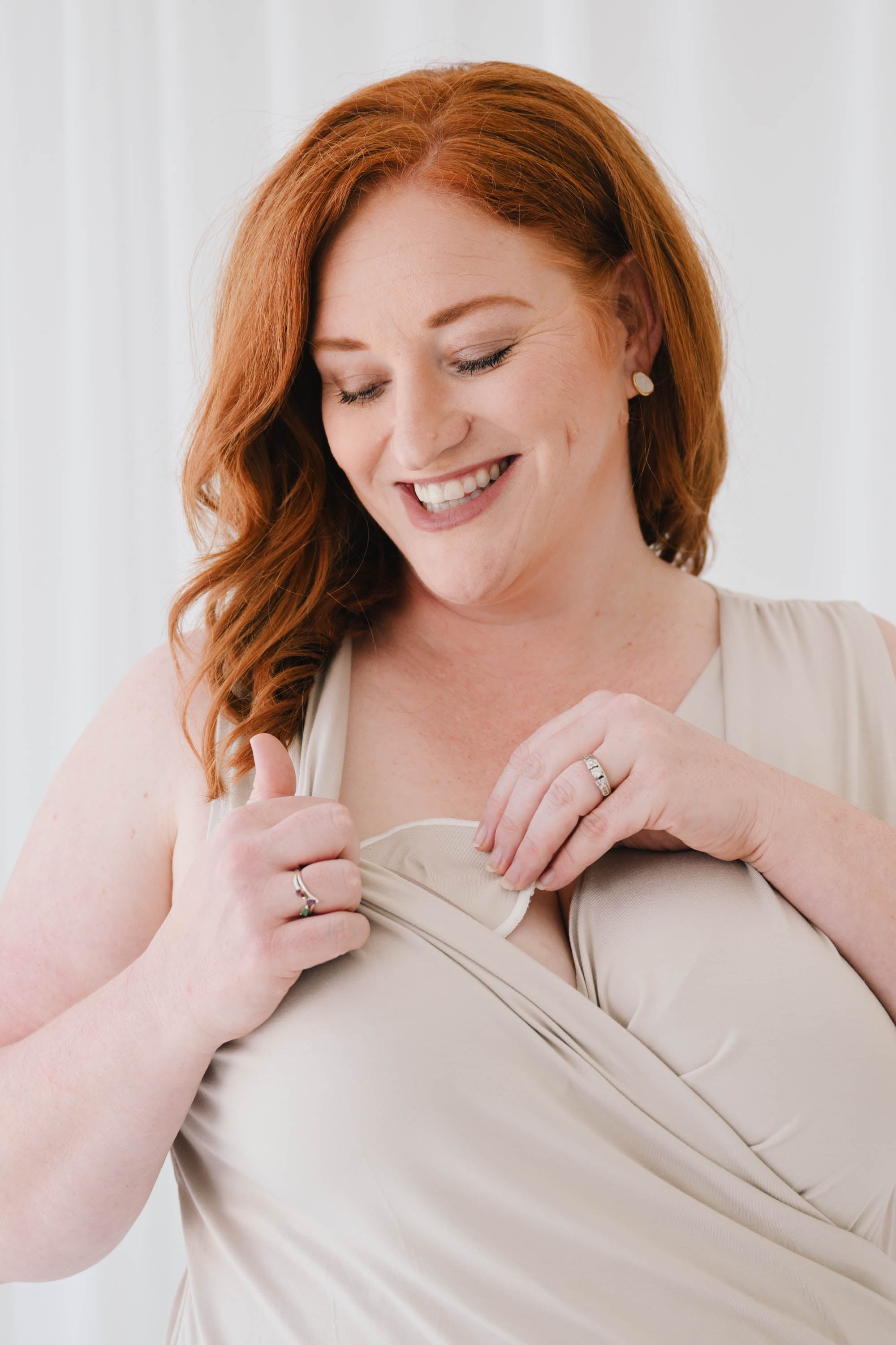 Model putting in Nursing Pads in Oat