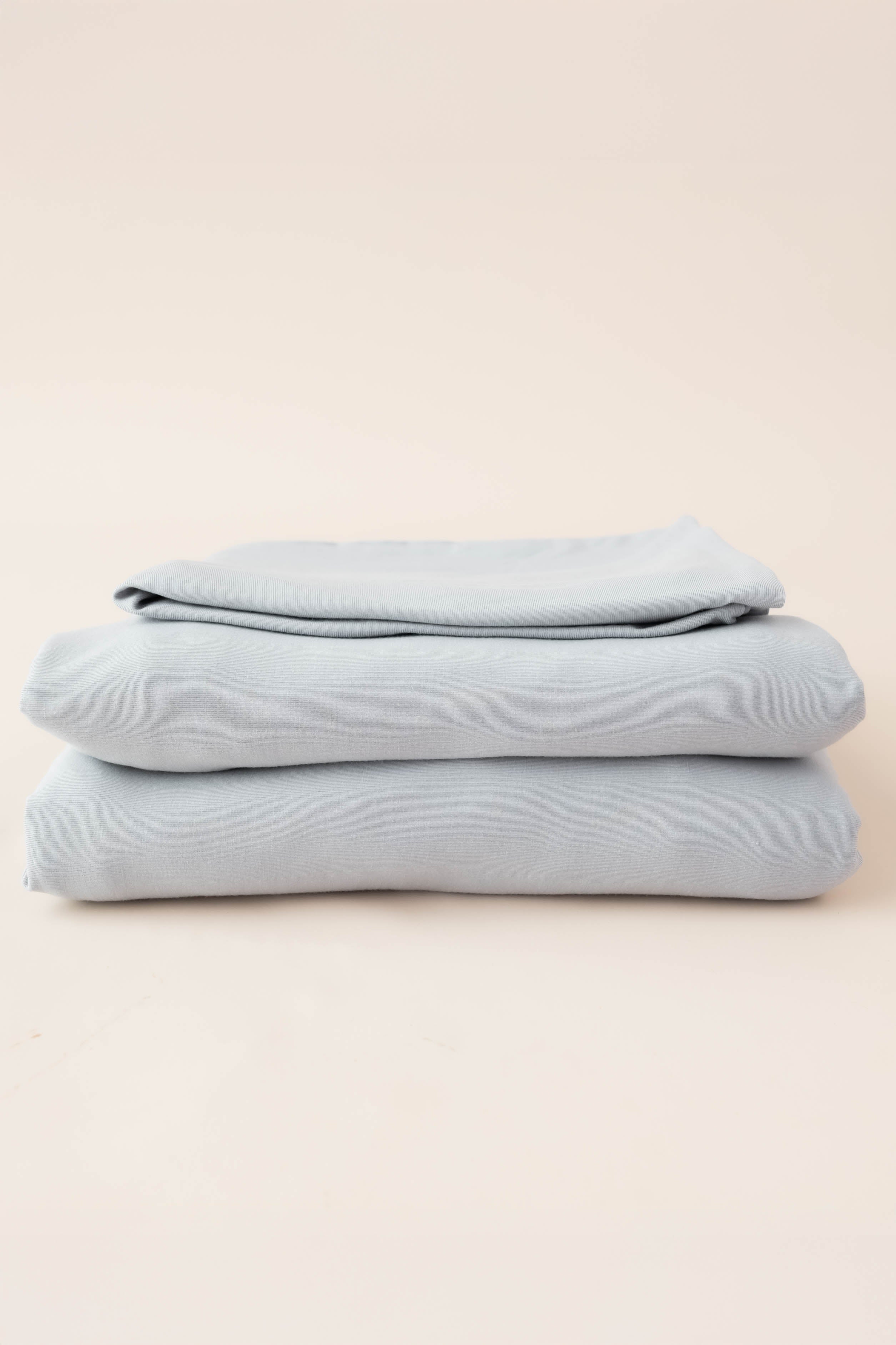 Kyte Baby's Fitted Sheet with Pillowcases in Storm