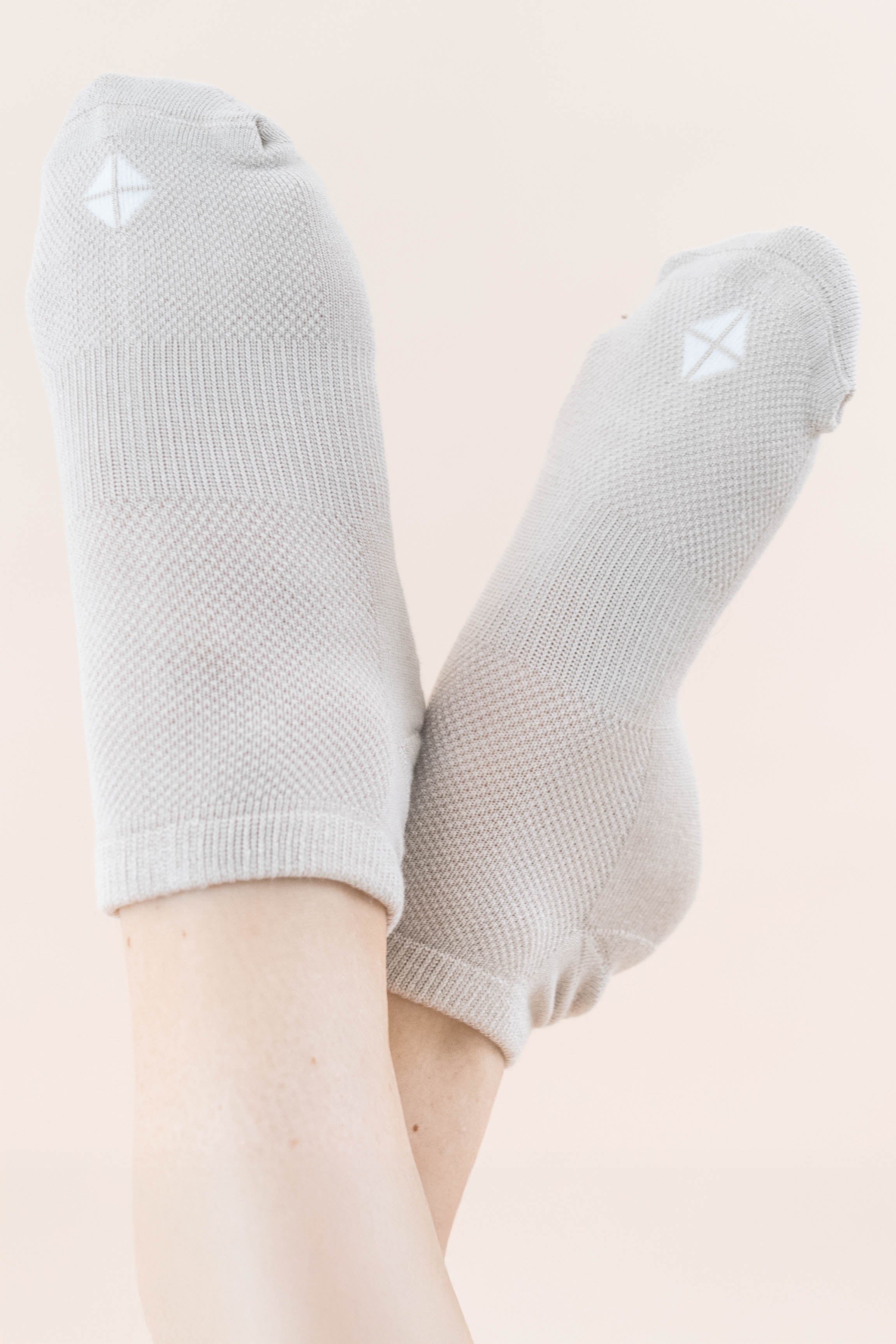 The Kyte Baby logo on the toe of the Women's Ankle Socks 3-Pack in Neutral
