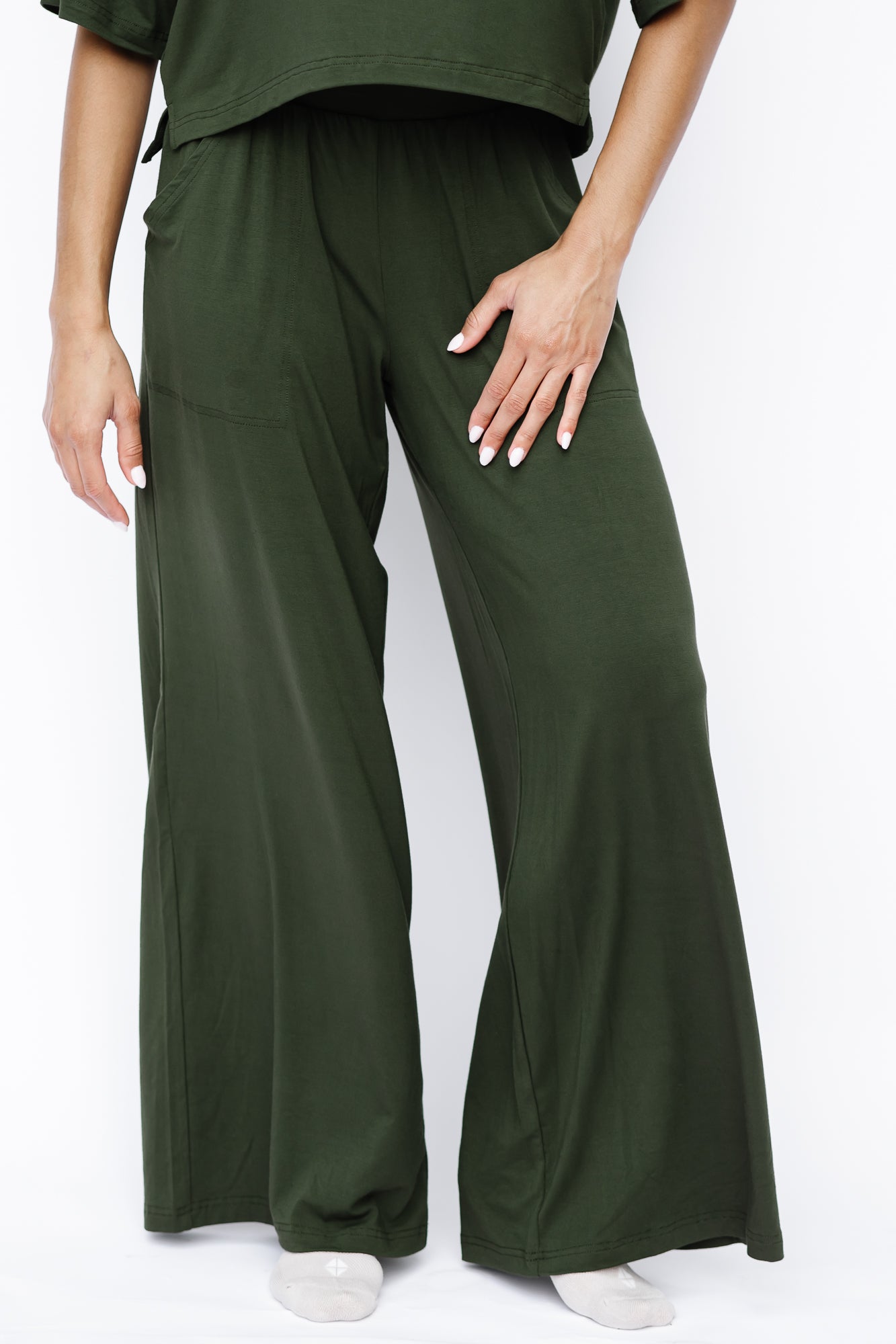 Close up of the Women's Wide Leg Pant in Fir 