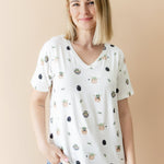 Smiling female model posing wearing the Women's Relaxed Fit V-Neck in Grogu™ with medium wash jeans

::: Model is 5'5" wearing size S ///