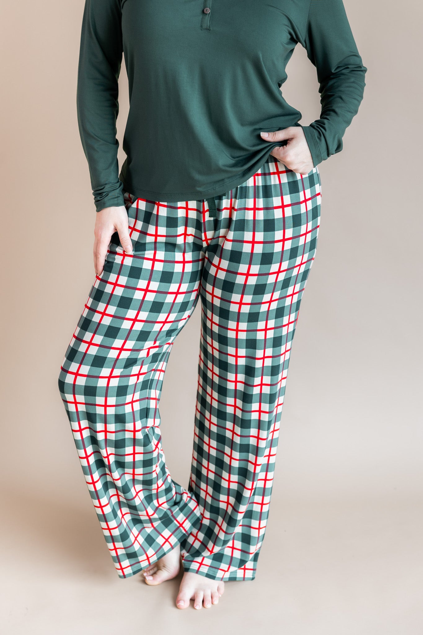Womans legs with her heel proped up on her other foot wearing lounge pants in holiday plaid.
::: Model is 5'10" wearing size XL ///