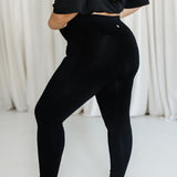 The side view of the Bamboo Flex Women’s Leggings in Midnight shown on a female model