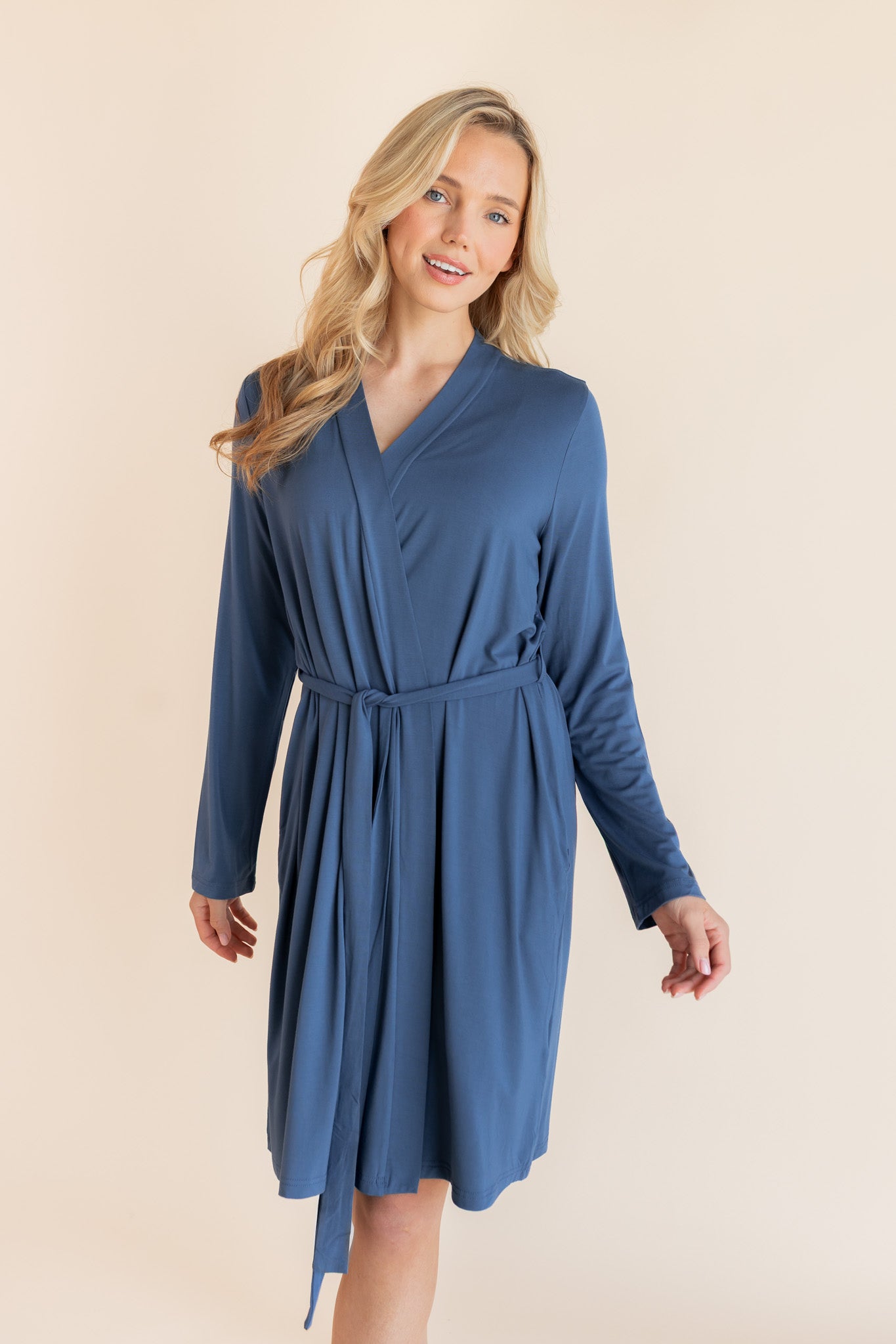 Model wearing Women's Lounge Robe in Oxford on a beige background
::: Model is 5'9" wearing size XS/S ///