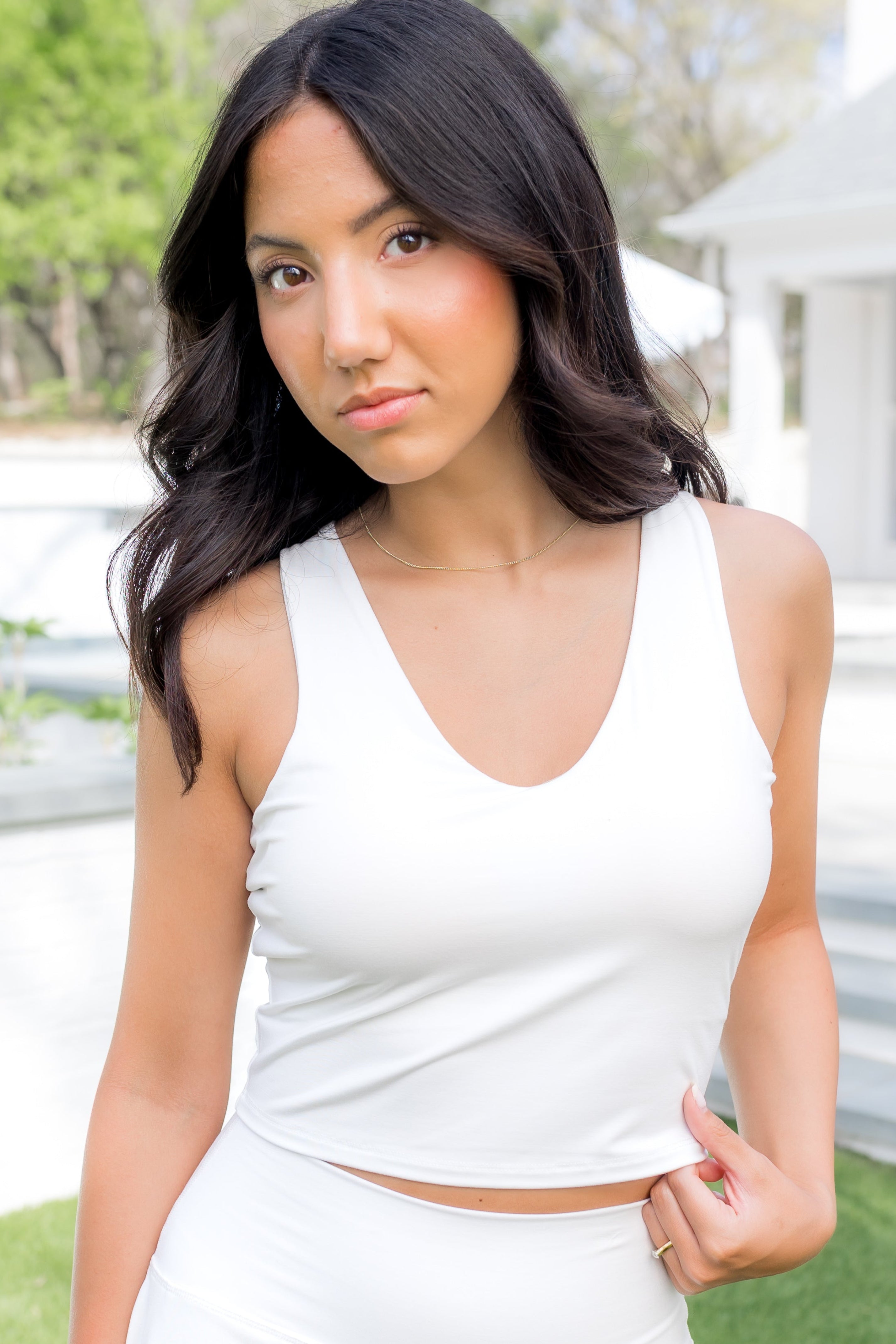 Brunette model wearing the Bamboo Flex Bra Tank in Snow

::: Model is 5'2" wearing size XS ///