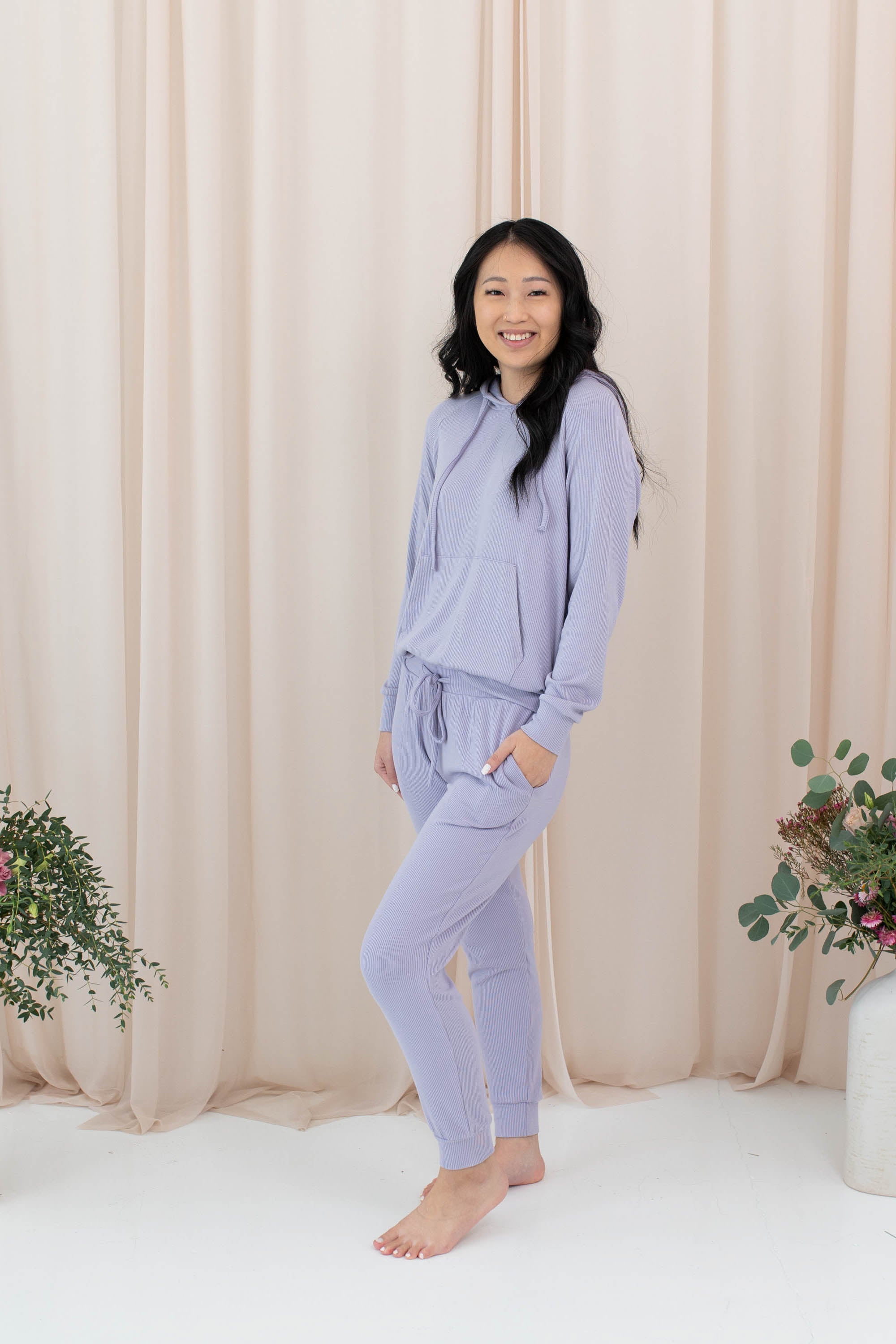Female model wearing the Women's Ribbed Jogger Pant in Taro with one hand in pants pocket
