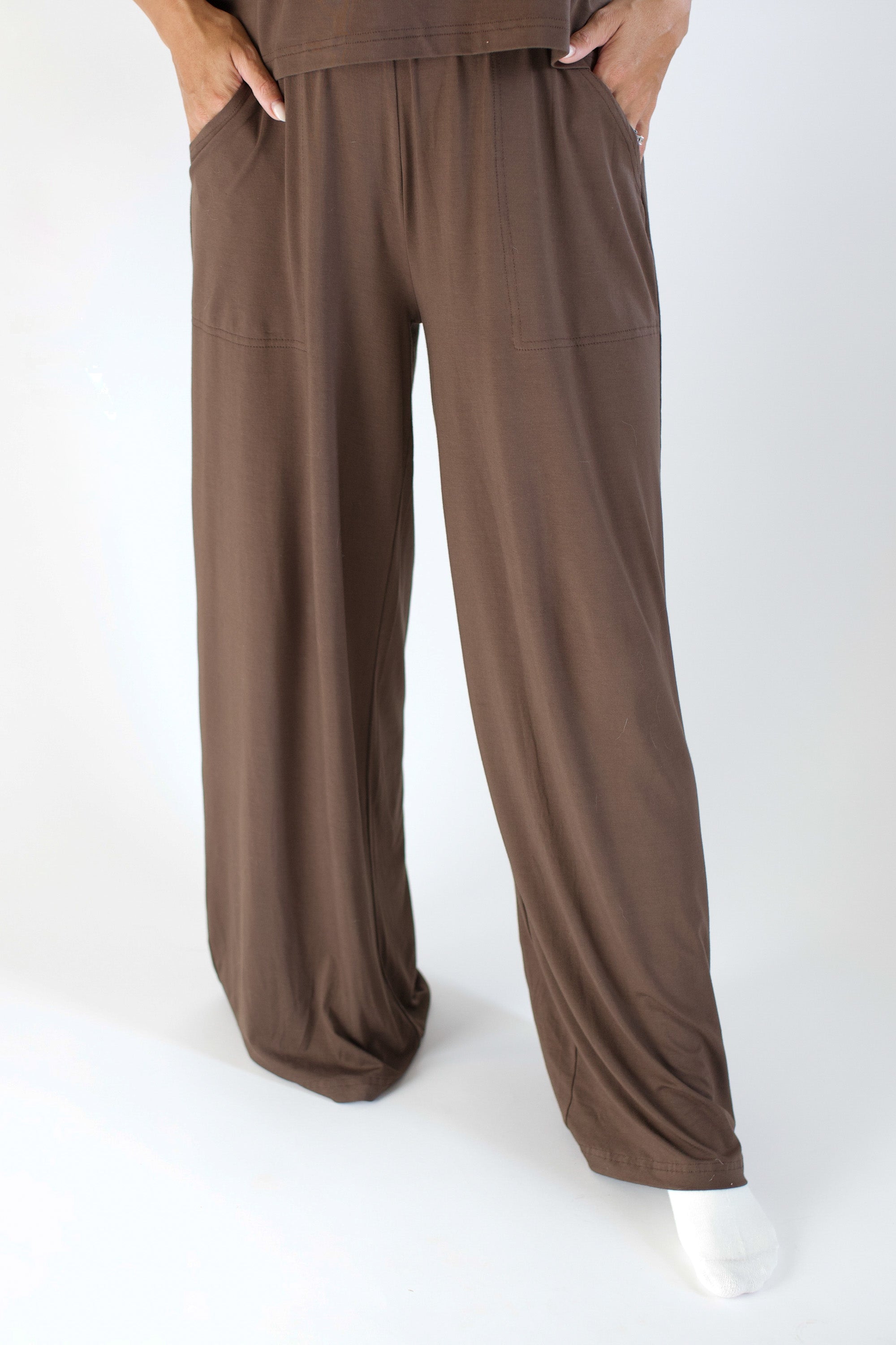 Close up of the Women's Wide Leg Pant in Espresso mid step 