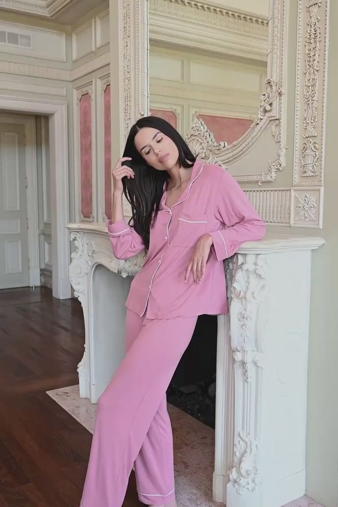 Video of woman in front of a fireplace mantle posing and putting her arms up to her hair and chin wearing long sleeve pajamas in apple blossom.
::: Model is 5'10.5" wearing size S ///